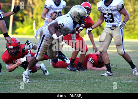 Sett. 30, 2011 - Tampa, FL, Stati Uniti d'America - TP 344409 JONE Football 05 (OCTAVIO JONES | Orari 09/30/2011, Tampa) Farragut's RB Todd Macon(cq) (2) attraversa la linea di traguardo per un touchdown nel terzo trimestre evitando di affrontare da Carrollwood's Deuce Gruden(22) Venerdì, 30 settembre 2011. L'ammiraglio Farragut beat Carrollwood giorno 49 a 41. ..... [OCTAVIO JONES, volte] (credito Immagine: © San Pet Foto Stock