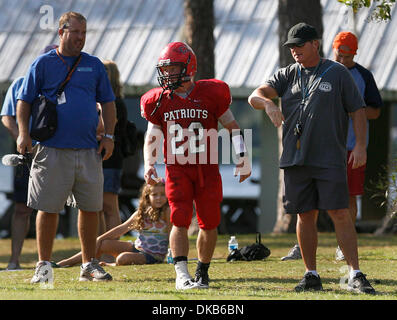 Sett. 30, 2011 - Tampa, FL, Stati Uniti d'America - TP 344409 JONE football (OCTAVIO JONES | Orari 09/30/2011, Tampa) Carrollwood QB Deuce Gruden(cq)(22),Centro, parla con il padre ex Tampa Bay Buccaneers Head Coach John Gruden(cq),destra sull'emarginare durante la partita contro l'Ammiraglio Farragut il Venerdì, 30 settembre 2011. L'ammiraglio Farragut beat Carrollwood giorno 49 a 41. ..[OCTAVIO JONES, T Foto Stock