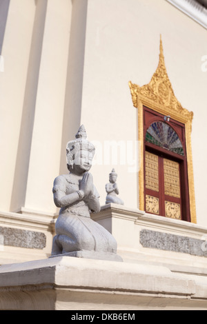 Statue inginocchiata presso il palazzo reale di Phnom Penh, Cambogia Foto Stock