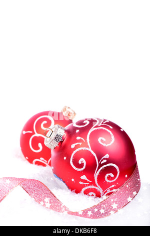 Sfondo di natale con palline rosse isolato su sfondo bianco Foto Stock