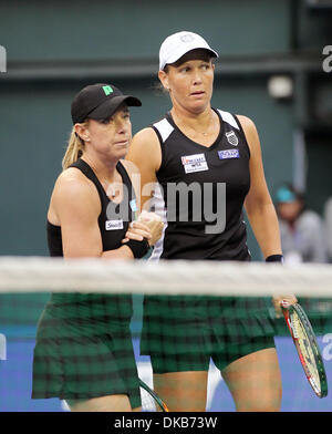 1 ottobre, 2011 - Tokyo, Giappone - Vincitori LIEZEL HURBER e Lisa RAYMOND di noi reagire dopo aver sconfitto Gisela DULKO di Argentina e Flavia PENNETTA d'Italia durante le doppie finali corrispondono al Pan Pacific Open Tennis Tournament ad Ariake Colosseum in Tokyo. (Credito Immagine: © Junko Kimura/Jana premere/ZUMAPRESS.com) Foto Stock