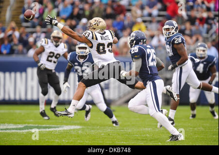 1 ottobre, 2011 - East Hartford, Connecticut, Stati Uniti - Western Michigan WR Giordania bianco (83) perde la cattura di circa un piede. Western Michigan conduce UConn 17 - 7 al campo Rentschler. (Credito Immagine: © Geoff Bolte/Southcreek/ZUMAPRESS.com) Foto Stock