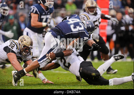 1 ottobre, 2011 - East Hartford, Connecticut, Stati Uniti - UConn RB Lyle McCoombs (43) viene affrontato mediante Western Michigan S Demetrio Pettway (2) nel primo semestre. Western Michigan conduce UConn 17 - 7 al campo Rentschler. (Credito Immagine: © Geoff Bolte/Southcreek/ZUMAPRESS.com) Foto Stock