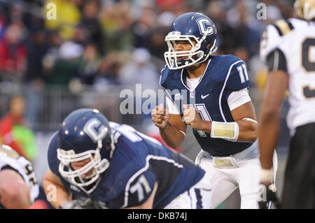 1 ottobre, 2011 - East Hartford, Connecticut, Stati Uniti - UConn QB Scott McCummings (11) attende la palla a essere aumentato. UConn conduce Western Michigan 24 - 17 inizio nel quarto trimestre a Rentschler campo. (Credito Immagine: © Geoff Bolte/Southcreek/ZUMAPRESS.com) Foto Stock