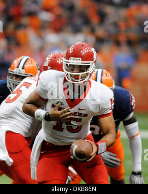 1 ottobre 2011: Rutgers sconfitto Siracusa 19-16 in lavoro straordinario in una grande conferenza est concorso presso il Carrier Dome in Syracuse, New York. Rutgers quarterback Gary Nova (#15) in azione durante la riproduzione di Siracusa.(Immagine di credito: © Alan Schwartz/Cal Sport Media/ZUMAPRESS.com) Foto Stock