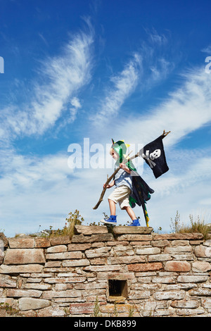 Ragazzo che porta bandiera pirata, Eggergrund, Svezia Foto Stock