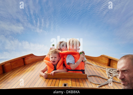 Bambini indossare giubbotti di salvataggio sulla barca, Eggergrund, Svezia Foto Stock