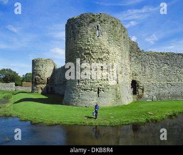 L'uomo la pesca nel fossato al Castello di Pevensey East Sussex England GB UK Foto Stock