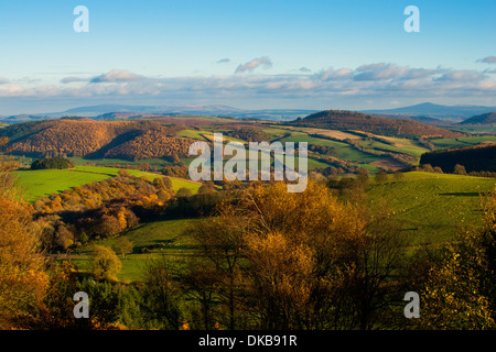 Splendida South Shropshire campagna autunnale come si vede da Bury Fossati hill fort vicino Clun, Inghilterra. Foto Stock