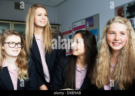 Un gruppo di studentesse discutere le idee in classe Foto Stock