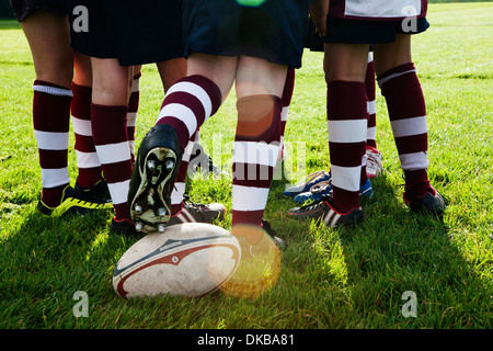 Teenage schoolboy rugby calci palla da huddle Foto Stock