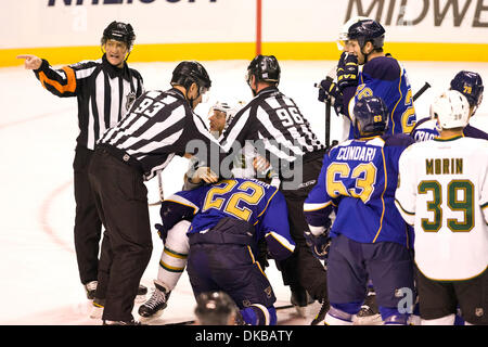 Ottobre 01, 2011 - Saint Louis, Missouri, Stati Uniti - Gazzetta rompe la lotta tra San Louis Blues defenceman Kevin Shattenkirk (22) & Dallas Stars center Steve Ott (29) durante una NHL pre-stagione partita tra le stelle di Dallas e San Louis Blues al Scottrade Center di Saint Louis, Missouri, le stelle sconfitto il Blues 4-0 (credito Immagine: © Jimmy Simmons/Southcreek/ZUMAPRESS.co Foto Stock