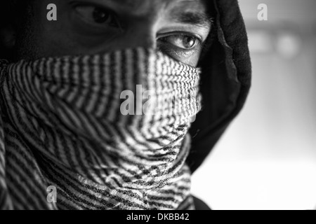 Close-up hoodie con sciarpa intorno al suo volto Foto Stock