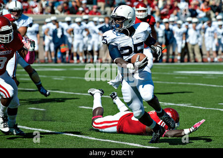 1 ottobre, 2011 - Bloomington, Indiana, Stati Uniti - Penn RB Sila Redd (#25) fuoriesce una taglia da Indiana sicurezza Donnell Jones (#10) nel primo trimestre del gioco d'azione. Penn State sconfitto Indiana 16-10 nel gioco presso il Memorial Stadium di Bloomington, Indiana. (Credito Immagine: © Dan Cavallini/Southcreek/ZUMAPRESS.com) Foto Stock