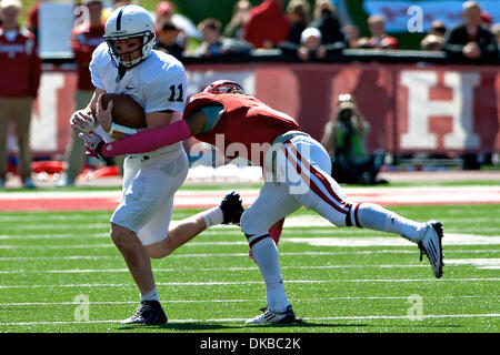 1 ottobre, 2011 - Bloomington, Indiana, Stati Uniti - Penn State quarterback Matt McGloin (#11) viene affrontato da Indiana Forisse sicurezza Hardin (#4) nel secondo trimestre azione di gioco. Penn State sconfitto Indiana 16-10 nel gioco presso il Memorial Stadium di Bloomington, Indiana. (Credito Immagine: © Dan Cavallini/Southcreek/ZUMAPRESS.com) Foto Stock