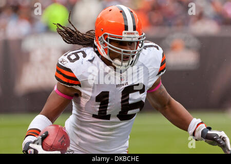 Ottobre 2, 2011 - Cleveland, Ohio, Stati Uniti - Cleveland Browns kick returner Joshua Cribbs (16) restituisce un kick durante la seconda metà contro il Tennessee Titans. Tennessee Titans sconfitto i Cleveland Browns 31-13 al Cleveland Browns Stadium di Cleveland, Ohio. (Credito Immagine: © Frank Jansky/Southcreek/ZUMAPRESS.com) Foto Stock