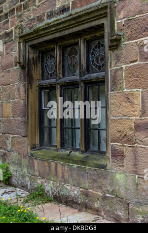 Di metallo del telaio della finestra nella costruzione di pietra Foto Stock
