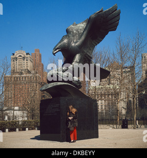 Aquila di bronzo statua commemora i soldati che hanno perso la vita nell'Oceano Atlantico. Battery Park, la parte inferiore di Manhattan, New York Foto Stock