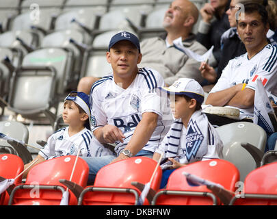 Ottobre 02, 2011 - Vancouver, British Columbia, Canada - padre e figli appassionati di attendere per l'inizio del match tra il Vancouver Whitecaps e Portland legni alla BC Place Stadium. (Credito Immagine: © David Bukach/ZUMAPRESS.com) Foto Stock