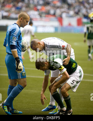 Ottobre 02, 2011 - Vancouver, British Columbia, Canada - Vancouver Whitecaps avanti ERIC HASSLI (#29) consente di legnami di Portland defender ERIC BRUNNER (#5) durante la partita tra il Vancouver Whitecaps e Portland legni alla BC Place Stadium. (Credito Immagine: © David Bukach/ZUMAPRESS.com) Foto Stock