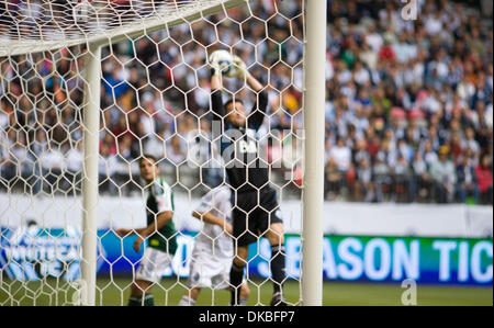 Ottobre 02, 2011 - Vancouver, British Columbia, Canada - Vancouver Whitecaps portiere JOE CANNON (#1) Si ritiene che le catture di una sfera attraversata durante la partita tra il Vancouver Whitecaps e Portland legni alla BC Place Stadium. (Credito Immagine: © David Bukach/ZUMAPRESS.com) Foto Stock