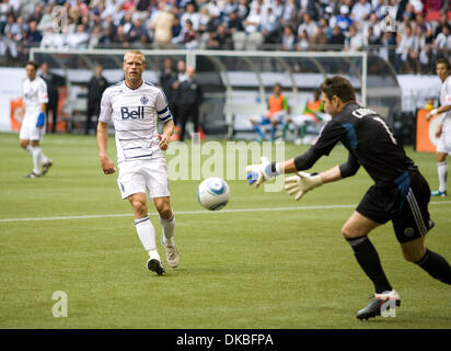 Ottobre 02, 2011 - Vancouver, British Columbia, Canada - Vancouver Whitecaps portiere JOE CANNON (#1) afferra una sfera allentato mentre il compagno di squadra di Jay demerito (#6) durante la partita tra il Vancouver Whitecaps e Portland legni alla BC Place Stadium. (Credito Immagine: © David Bukach/ZUMAPRESS.com) Foto Stock