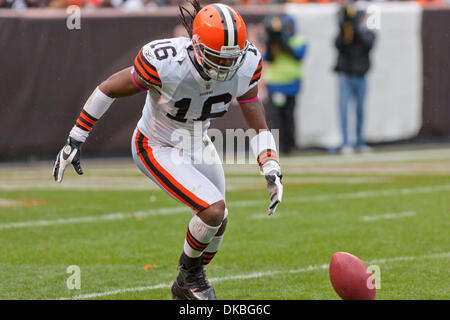 Ottobre 2, 2011 - Cleveland, Ohio, Stati Uniti - Cleveland Browns kick returner Joshua Cribbs (16) restituisce un kick durante la seconda metà contro il Tennessee Titans. Tennessee Titans sconfitto i Cleveland Browns 31-13 al Cleveland Browns Stadium di Cleveland, Ohio. (Credito Immagine: © Frank Jansky/Southcreek/ZUMAPRESS.com) Foto Stock