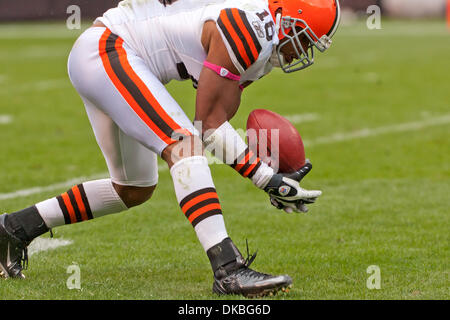 Ottobre 2, 2011 - Cleveland, Ohio, Stati Uniti - Cleveland Browns kick returner Joshua Cribbs (16) restituisce un kick durante la seconda metà contro il Tennessee Titans. Tennessee Titans sconfitto i Cleveland Browns 31-13 al Cleveland Browns Stadium di Cleveland, Ohio. (Credito Immagine: © Frank Jansky/Southcreek/ZUMAPRESS.com) Foto Stock