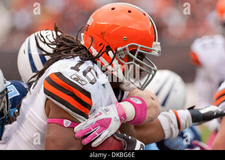 Ottobre 2, 2011 - Cleveland, Ohio, Stati Uniti - Cleveland Browns kick returner Joshua Cribbs (16) restituisce un kick durante la seconda metà contro il Tennessee Titans. Tennessee Titans sconfitto i Cleveland Browns 31-13 al Cleveland Browns Stadium di Cleveland, Ohio. (Credito Immagine: © Frank Jansky/Southcreek/ZUMAPRESS.com) Foto Stock