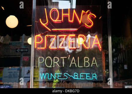 Vista esterna del John's Pizza a Bleeker Street, New York City. Uno dei pochi ristoranti di Manhattan che sono ancora Foto Stock