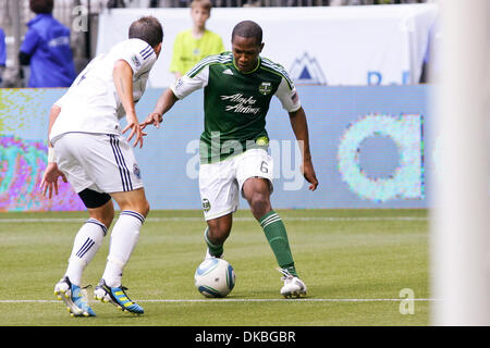 Ottobre 2, 2011 - Vancouver, British Columbia, Canada - Portland #6 Darlington Nagbe porta la palla attorno Whitecaps #12 Jeb Brovski Portland sconfitto il Whitecaps con un punteggio di 1-0 alla domenica gioco a BC Place di Vancouver. (Credito Immagine: © James Healey/Southcreek/ZUMAPRESS.com) Foto Stock