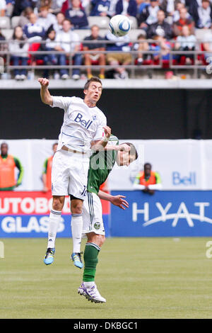 Ottobre 2, 2011 - Vancouver, British Columbia, Canada - Whitecaps #12 Jeb Brovsky ottiene una testata Portland sconfitto il Whitecaps con un punteggio di 1-0 alla domenica gioco a BC Place di Vancouver. (Credito Immagine: © James Healey/Southcreek/ZUMAPRESS.com) Foto Stock