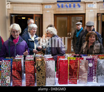 Blackpool, Lancashire Regno Unito 4 dicembre, 2013. Lotteria di acquisto biglietti presso i Giardini Invernali Blackpool Opera House Teatro Open day. La possibilità di accedere a tutte le aree, gratuitamente, qualcosa di mai fatto prima presso i giardini invernali, per celebrare 135 con la comunità locale e i visitatori di Blackpool. Uno del Regno Unito più grandi teatri, giardini d'inverno Opera House, ha visto un cast di migliaia di persone il battistrada le sue commissioni sin dalla sua apertura nel 1939. Credito: Mar fotografico/Alamy Live News Foto Stock