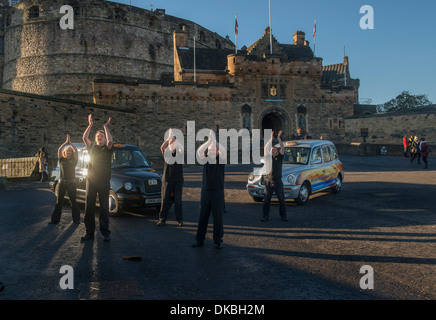 Cabbies dalla centrale di compagnia di Taxi a Edimburgo, Scozia, danza per una società di pubblicità tv nella parte anteriore del castello. Foto Stock