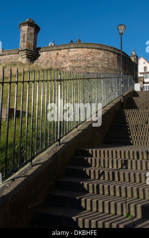 Il Castello di Edimburgo, Edimburgo, Scozia. Visto dal Grassmarket Foto Stock