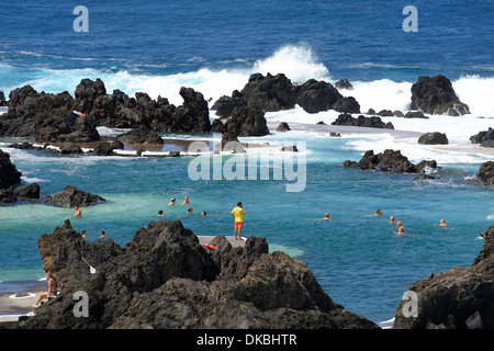 Madeira Portogallo. Un bagnino di turno nella località costiera di Porto Moniz di supervisionare i nuotatori e bagnanti Foto Stock