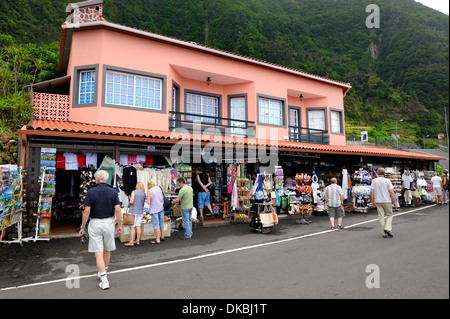 Madeira Portogallo. I turisti che visitano un'isola souvenir shop caffetteria snack bar Véu da Noiva. Foto Stock