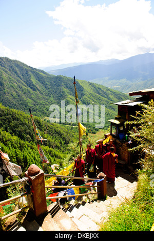 Monaci bhutanesi scalata alla Tiger's Nest,10,180 piedi alto,cliffhanger,pellegrinaggio buddista,molto sacro luogo santo,paro bhutan Foto Stock