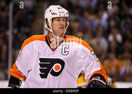 6 ott. 2011 - Boston, Massachusetts, STATI UNITI - Philadelphia Flyers defenceman Chris Pronger (20) durante il season opener contro il contro il Boston Bruins. Volantini battere i Bruins 2 - 1. (Credito Immagine: © contrassegnare la casella/Southcreek/ZUMAPRESS.com) Foto Stock