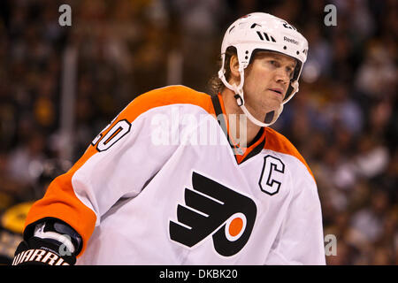 6 ott. 2011 - Boston, Massachusetts, STATI UNITI - Philadelphia Flyers defenceman Chris Pronger (20) pattini al banco durante la partita contro i Boston Bruins a TD Garden di Boston, Massachusetts. Volantini battere i Bruins 2 - 1. (Credito Immagine: © contrassegnare la casella/Southcreek/ZUMAPRESS.com) Foto Stock