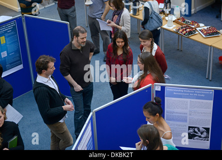 Studenti di psicologia presente ricerca poster presso l' Università di Edimburgo in Scozia. Foto Stock