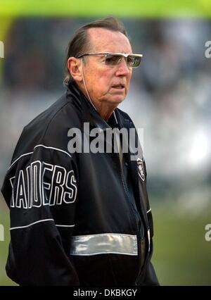 Ottobre 8, 2011 - File foto - Predatori proprietario al Davis, il cui mito ha iniziato 60 anni fa come un assistente allenatore con la San Diego Chargers e comprendeva un 1992 Hall of Fame induzione nel cantone, è morto a 82. Nella foto: 12 gennaio 2002 - Sacramento, California, Stati Uniti - Oakland Raiders proprietario al Davis, visto qui a margine prima di una wild card gioco di spareggio contro la New York getti Foto Stock