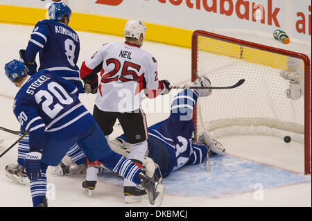 Ottobre 8, 2011 - Toronto, Ontario, Canada - i Senatori di Ottawa cliente loro quinto gol contro il Toronto Maple Leafs nel terzo periodo di azione. Il Toronto Maple Leafs sconfitto i Senatori di Ottawa 6 - 5 a Air Canada Centre. (Credito Immagine: © Keith Hamilton/Southcreek/ZUMAPRESS.com) Foto Stock