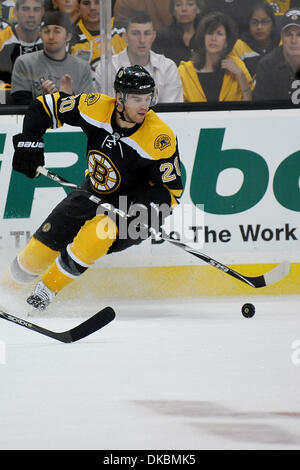 Ottobre 8, 2011 - Boston, Massachusetts, STATI UNITI - Punteggio legato durante il primo periodo di gioco con nessun punteggio. I Bruins Ala sinistra, Daniel Paille (#20) (credito Immagine: © Jim Melito/Southcreek/ZUMAPRESS.com) Foto Stock