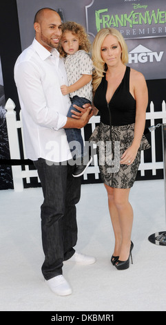 Kendra Wilkinson Hank Baskett e figlio Hank Disney's "Frankenweenie' premiere a El Capitan Theatre Hollywood California - Foto Stock