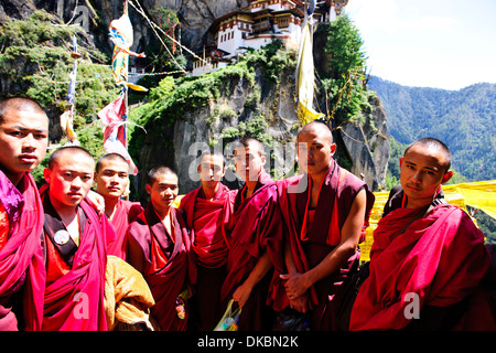 Monaci bhutanesi scalata alla Tiger's Nest,10,180 piedi alto,cliffhanger,pellegrinaggio buddista,molto sacro luogo santo,paro bhutan Foto Stock