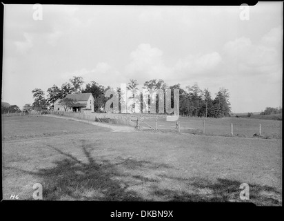 La casa di un piccolo agricoltore in Sevier County, Tennessee. Terreni poveri e foglio erosione è molto in evidenza. 532630 Foto Stock