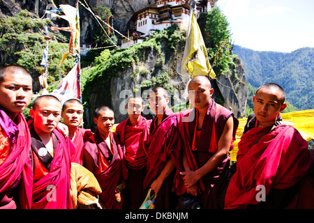 Monaci bhutanesi scalata alla Tiger's Nest,10,180 piedi alto,cliffhanger,pellegrinaggio buddista,molto sacro luogo santo,paro bhutan Foto Stock