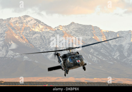 Un US Army evacuazione medica HH-60M Black Hawk elicottero rende il suo approccio alla terra in avanti una base operativa Fenty Novembre 25, 2013 nella provincia di Nangarhar, Afghanistan. Foto Stock