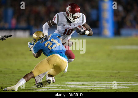 Ottobre 8, 2011 - Pasadena, California, Stati Uniti - Washington State Cougars wide receiver Kristoff Williams #18 viene affrontato da UCLA Bruins cornerback Aaron Hester #21 durante il NCAA Football gioco tra il Washington State Cougars e la UCLA Bruins presso il Rose Bowl. (Credito Immagine: © Brandon Parry/Southcreek/ZUMAPRESS.com) Foto Stock